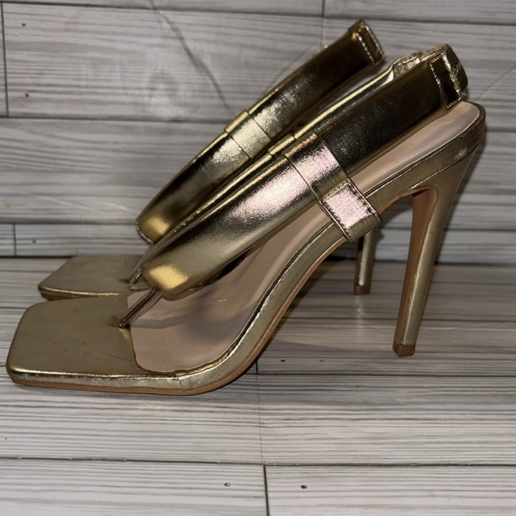 Pretty Little Thing Gold Wide Fit Toe Thong Tube Strap Heeled Sandals - Picture 5 of 7